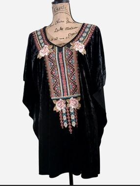 Andree Black Velvet Rose Embroidered V-neck Tunic Poncho Top Blouse Medium